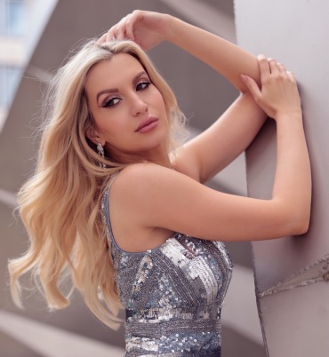 model in hair extensions false lashes